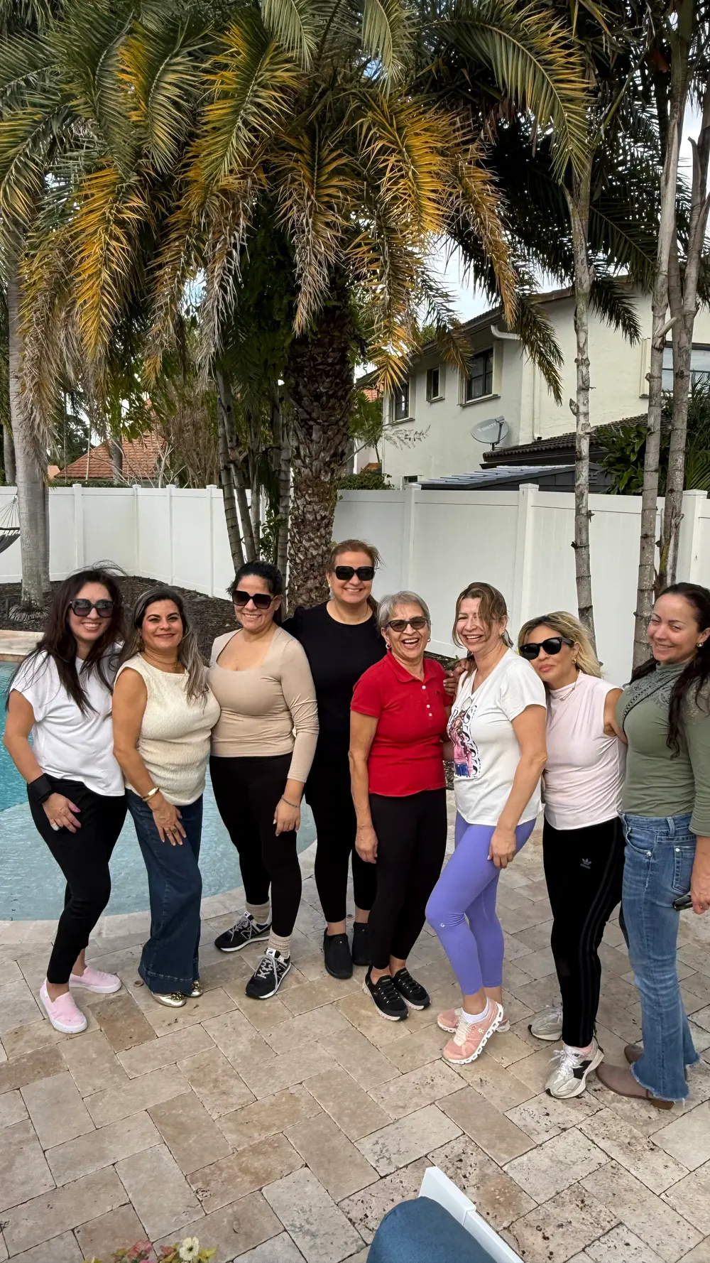 Mujeres acompañándose en un círculo de bienestar