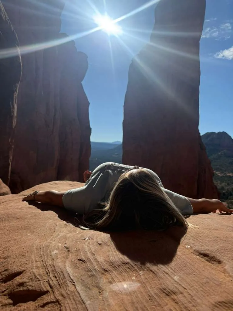 Sandra en un momento de meditación y descanso en la naturaleza